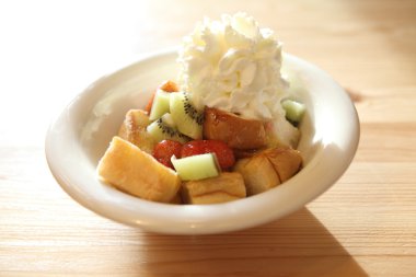 Yumurtalı dondurma ve meyve