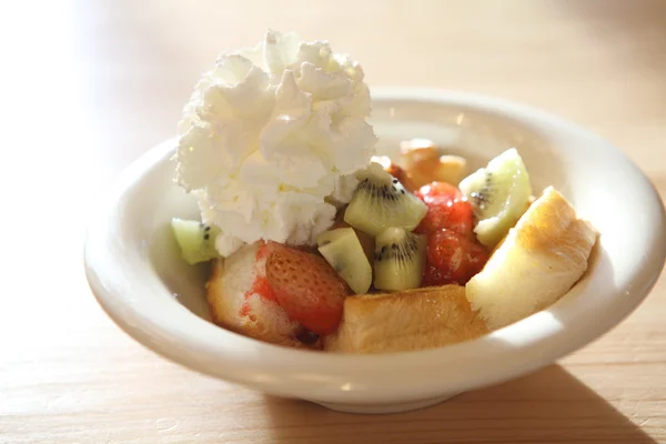 冰淇淋和水果的法式土司 — 图库照片