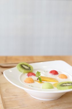 ahşap zemin üzerine meyveli yoğurt