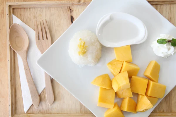 Riz collant à la mangue sur fond de bois — Photo