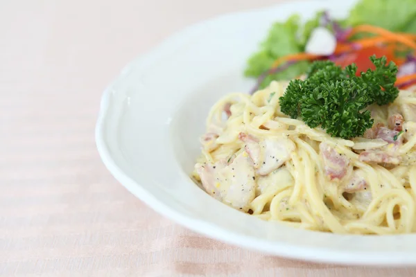 Spaghetti Carbonara mit Speck und Käse — Stockfoto