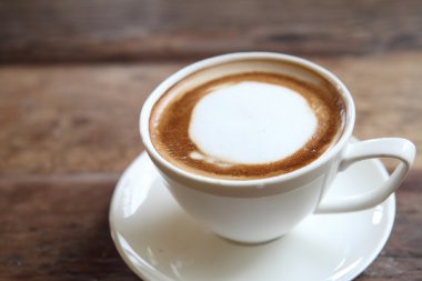 ahşap zemin üzerinde kahve