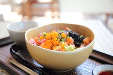 suşi don, çiğ somon balığı ahtapot pirinç