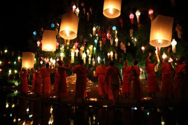 Tay keşişler buddha heykeli çok fener arasında etrafında meditasyon 