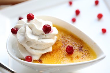 Creme brulee. geleneksel Fransız vanilyalı krema tatlısı ile frui