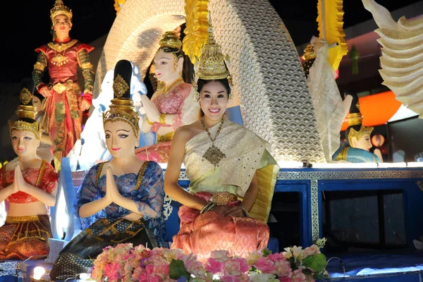 CHIANGMAI TAILANDIA - 07 DE NOVIEMBRE: Loy Krathong festival, celebridades —  Fotos de Stock