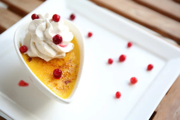 Creme brulee. Traditional French vanilla cream dessert with frui — Stock Photo, Image