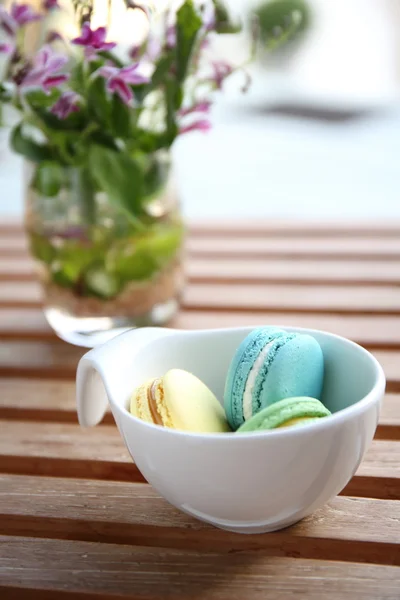 Macaron colorido em close-up isolado no fundo branco — Fotografia de Stock
