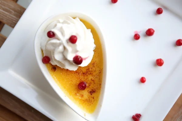 Creme brulee. Traditional French vanilla cream dessert with frui — Stock Photo, Image