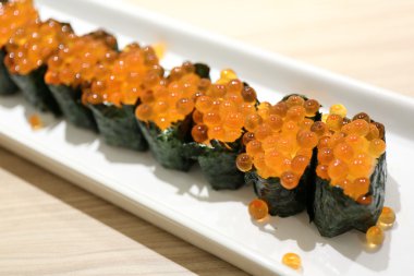 suşi nigiri tekerleği somon yumurta