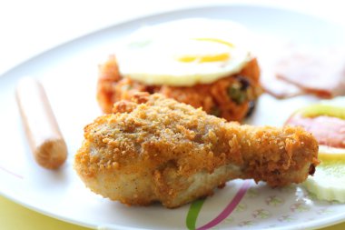 Amerikan kızarmış pilav kahvaltı ahşap arka plan ayarla