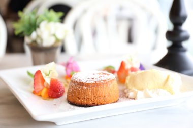 çikolata lav kek dondurma ile 