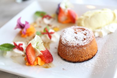 çikolata lav kek dondurma ile 