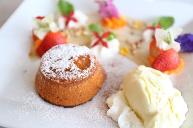 çikolata lav kek dondurma ile 