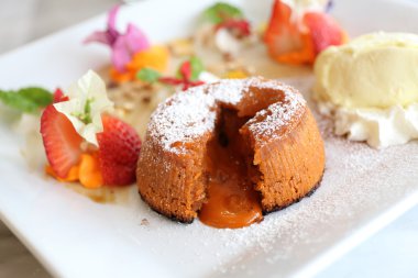 çikolata lav kek dondurma ile 