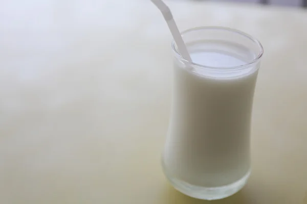 Γάλα στο ποτήρι — Φωτογραφία Αρχείου