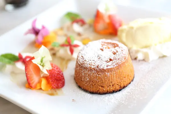 Pastel de Lava de Chocolate con helado —  Fotos de Stock