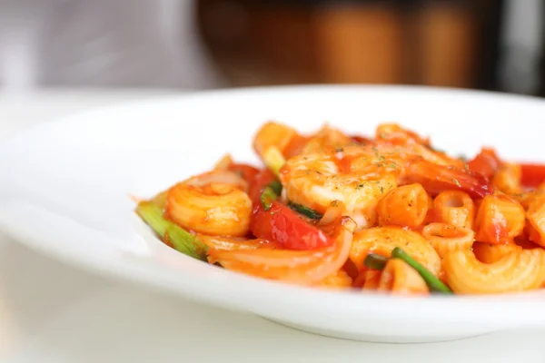 Pasta met garnalen en tomaat — Stockfoto