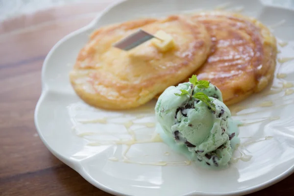 Pancake with icecream — Stock Photo, Image