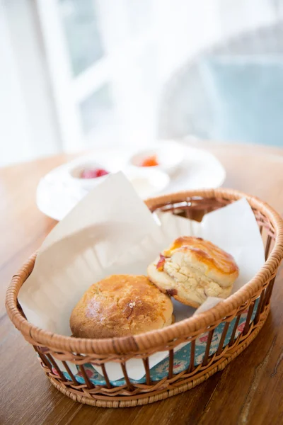 Sconen thee met aardbeienjam — Stockfoto