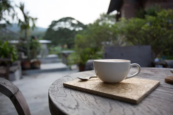 Kaffe på trä bakgrund — Stockfoto