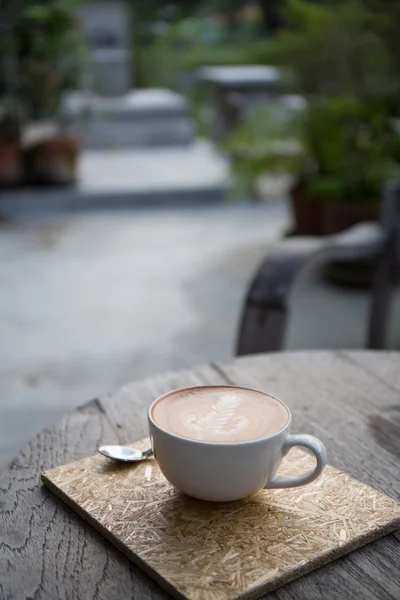 Café sobre fundo de madeira — Fotografia de Stock