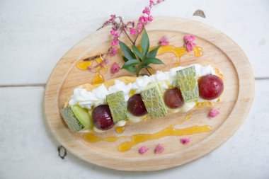 Choux krem meyve ile