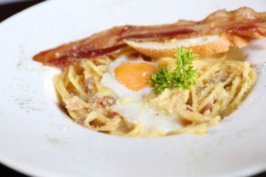 Pastırma ve peynirli spagetti.