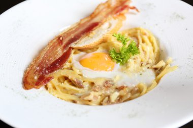 Pastırma ve peynirli spagetti.
