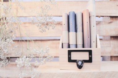 kitap ile ahşap raf