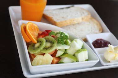 Odaya Servis Kahvaltı meyve ekmek ve orage suyu