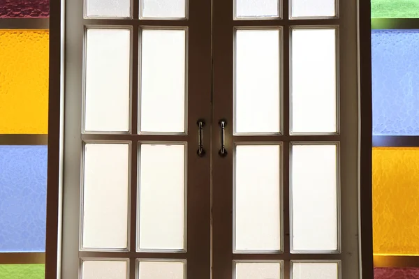 ประตูที่มีกระจกสีสัน — ภาพถ่ายสต็อก