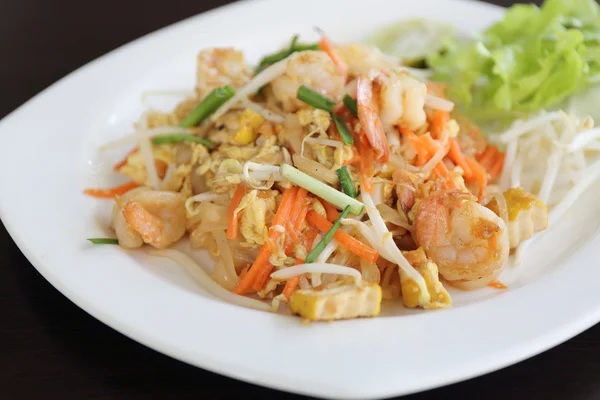 Thaimat padthai stekta nudlar med räkor — Stockfoto