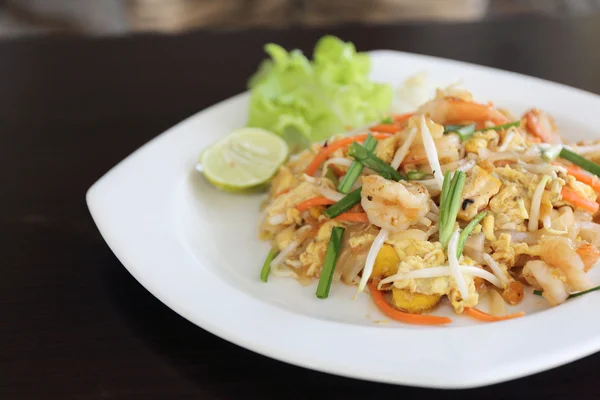 Thajské jídlo padthai smažené nudle s krevetami — Stock fotografie