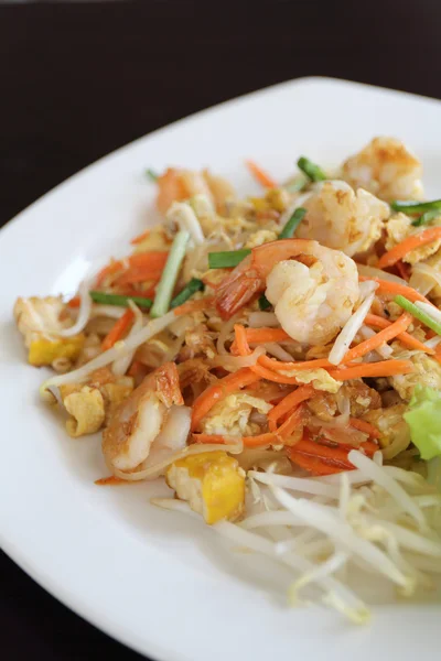 Thais eten padthai gebakken noedels met garnalen — Stockfoto