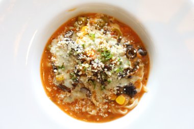 Spagetti sığır eti güveç