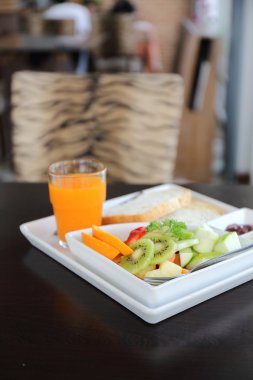 Odaya Servis Kahvaltı meyve ekmek ve orage suyu