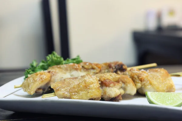 Comida japonesa pollo Yakitori a la parrilla —  Fotos de Stock