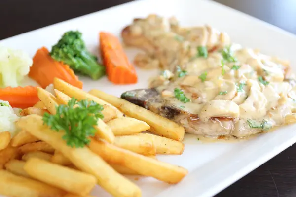 Gegrilde porkchop op hout achtergrond — Stockfoto