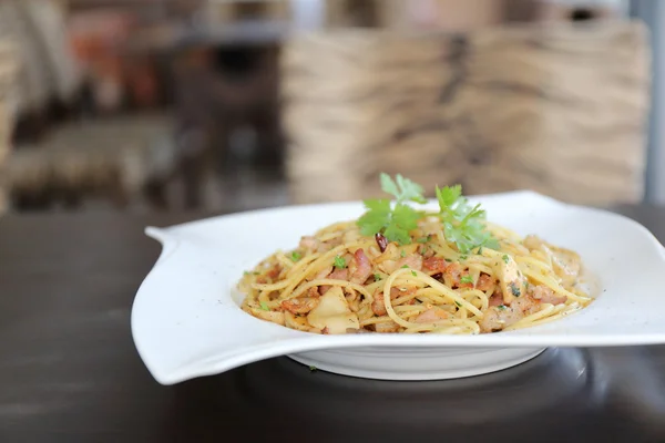 Spaghetti met gedroogde Spaanse peper en spek — Stockfoto