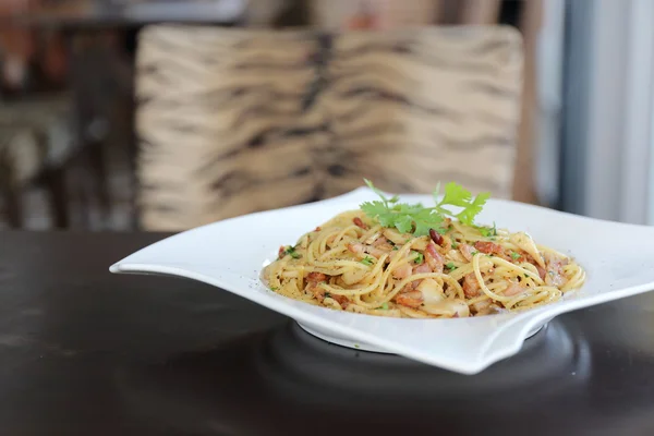 Spaghetti mit getrocknetem Chili und Speck — Stockfoto
