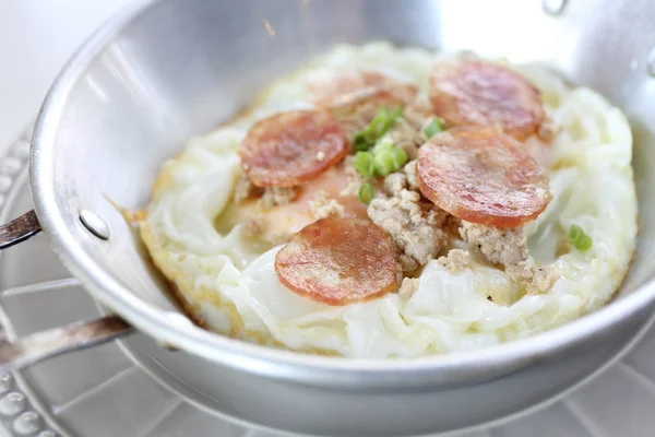 Ripieno di uova fritte con padella calda — Foto Stock