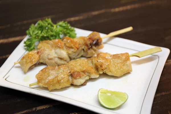 Comida japonesa pollo Yakitori a la parrilla —  Fotos de Stock