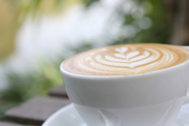 ahşap zemin üzerinde kahve