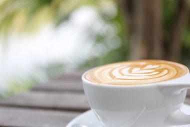 ahşap zemin üzerinde kahve