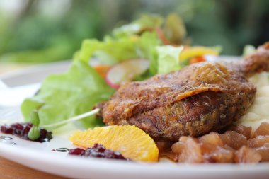 ördek confit, yaban mersini soslu kızarmış ördek