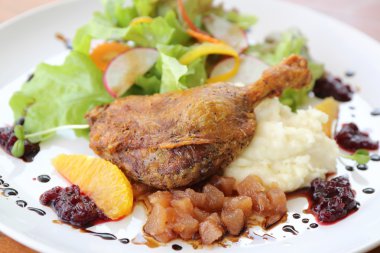 ördek confit, yaban mersini soslu kızarmış ördek