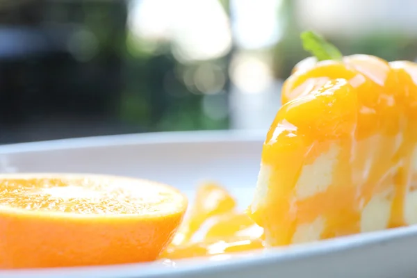 Bolo de laranja no fundo de madeira — Fotografia de Stock