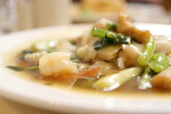 Широкая тайская еда Лапша в сливочном соусе с морепродуктами — стоковое фото