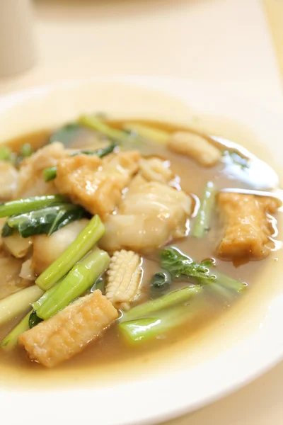 Comida tailandesa Fideos anchos en una salsa cremosa con mariscos —  Fotos de Stock